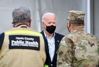 Joe Biden beim Besuch eines Impfzentrums. Die USA hat nach 58 Tagen 100 Millionen Menschen geimpft. Foto: Mandel Ngan/AFP