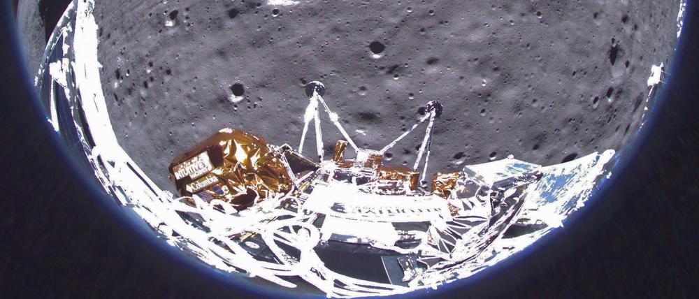 Abschiedsfoto von Odie: Auf dem Foto sieht man einen Teil des Landegeräts, die Mondoberfläche und im Hintergrund die erscheinende Erde.