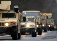 US-Militärfahrzeuge fahren auf der Straße eines Truppenübungsplatzes Foto: Ralf Hirschberger/dpa-Zentralbild/dpa