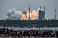 Start der chinesischen Rakete „Langer Mrasch“ am 29. April 2021 Foto: AFP/Stringer