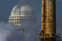 Die Kuppel des Kapitols in Washington D.C. (USA) ist hinter dem Qualm des Kapitol-Kraftwerks zu sehen, dem einzigen Kohlekraftwerk in Washington. Foto: dpa