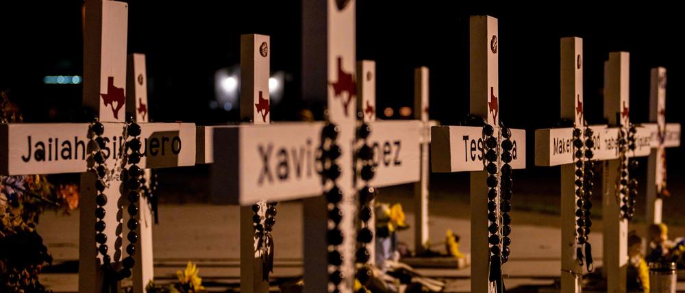 Ein Mahnmal in Uvalde, Texas, erinnert an die 19 Kinder und zwei Erwachsenen, die am 24. Mai 2022 in der Robb Elementary School erschossen wurden.