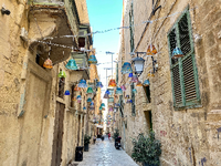 Straße in Valletta, die mit Glasbläserkunst geschmückt ist. Foto: Ulf Lippitz