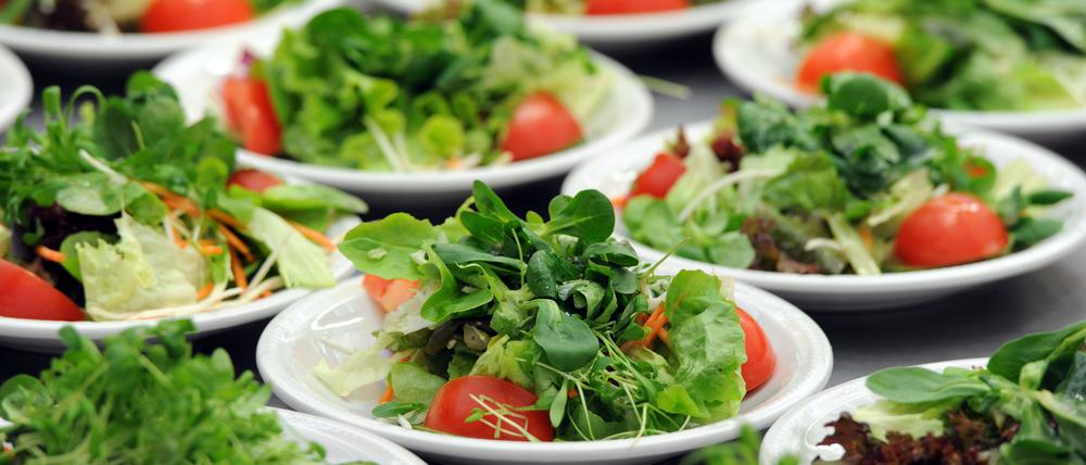 Viel Salat hilft viel - vor allem senkt pflanzliche Kost das Risiko für Herzkreislauferkrankungen.