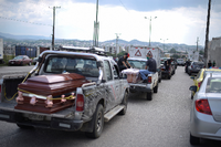 In Guayaquil reihen sich am 02.04.2020 Autos mit Särgen vor einem Friedhof. Foto: REUTERS/Vicente Gaibor del Pino