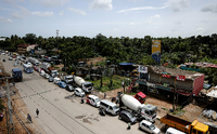 Vor einer Tankstelle in Colombo bildet sich eine lange Schlange. Foto: REUTERS/Dinuka Liyanawatte