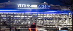Die Veltins Arena auf Schalke bei Dunkelheit. 