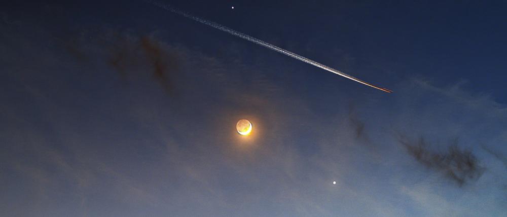 Österreich, Wien am 23.02.2023: Blick auf die Planeten Venus und Jupiter am Abendhimmel.