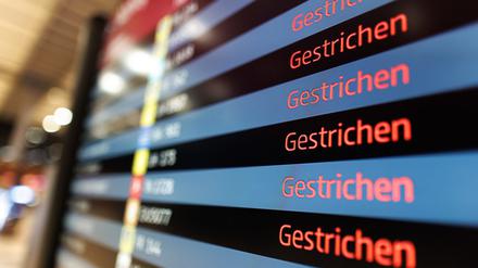 Eine Anzeigetafel in der Halle für Abflüge im Terminal 1 am Flughafen BER zeigt etliche Flüge als «Gestrichen» an. 