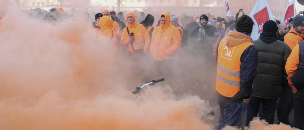 Einsatz von rauchender Pyrotechnik in den Farben der BSR bei einer Demo zum Warnstreik der Gewerkschaft Verdi. 