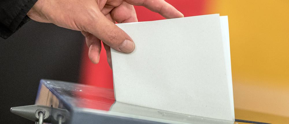 Ein Wähler wirft seinen Stimmzettel zur Bundestagswahl in die Wahlurne (Symbolbild).