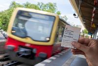 Mehr als 200.000 Neun-Euro-Tickets wurden bislang in Berlin verkauft. Foto: dpa/Monika Skolimowska