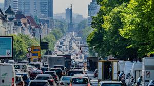 Der wachsende Pkw-Verkehr verhagelt Verkehrsminister Volker Wissing die Klimabilanz.