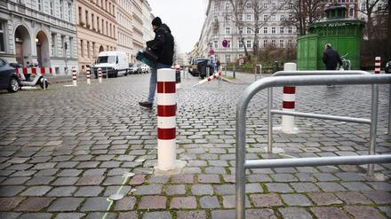 Verkehrsberuhigung im Bergmannkiez in Berlin-Kreuzberg - rund um den Chamissoplatz wurden Poller und Abstellanlagen für Lastenfahrräder und Fahrräder im Kopfsteinpflaster angebracht. Aufgenommen am 26. Januar 2023.