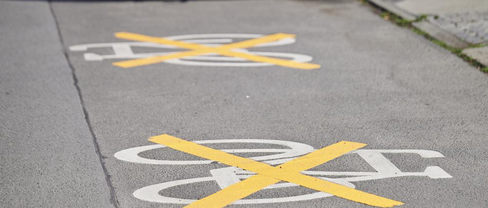Auf der Ollenhauerstraße sind die Zeichen für den Radweg mit gelben Kreuzen zugeklebt und Autos parken darauf. Der Radweg existiert nicht mehr. Die neue Verkehrsverwaltung lässt bestimmte Radfahrprojekte ruhen. (zu dpa: Verkehrspolitik in Berlin - Verspielt die Stadt ihre Vorreiterrolle?) +++ dpa-Bildfunk +++