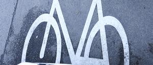 Klimaaktivisten der Gruppe „Sand im Getriebe“ haben in Berlin-Neukölln einen provisorischen Fahrradschutzstreifen errichtet. 
