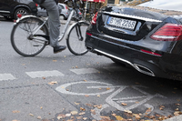 Verkehrwidriges Parken auf einem Radweg in der Oranienstrasse in Berlin-Kreuzberg. Foto: imago/Seeliger