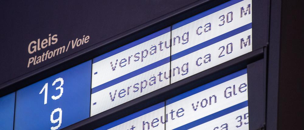ARCHIV - 11.06.2019, Baden-Württemberg, Stuttgart: Auf einer Anzeigetafel am Hauptbahnhof werden bei mehreren Zugverbindungen Verspätungen angezeigt. (zu dpa: ««Sinnloser Tag»: Bahn-Chaos verhindert Esslinger Wasserballspiel») Foto: Fabian Sommer/dpa +++ dpa-Bildfunk +++