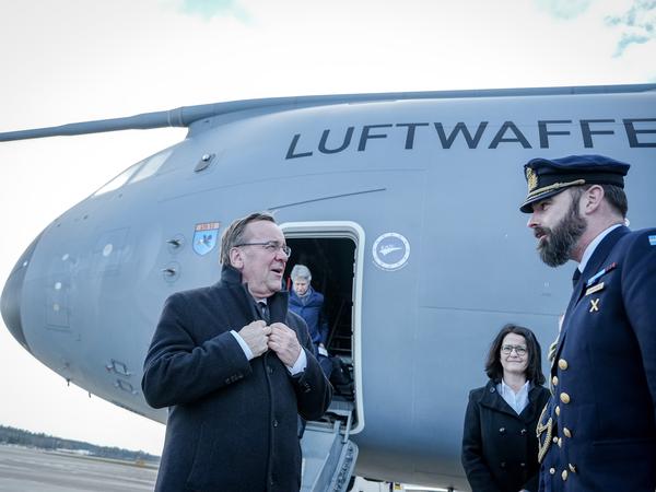 Boris Pistorius (SPD), Bundesminister der Verteidigung, am Dienstag auf dem Internationalen Flughafen von Stockholm zu Beginn seiner mehrtägigen Reise nach Skandinavien. 