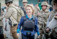 Eine Verteidigungsministerin ist eher die Ausnahme: Ursula von der Leyen beim Truppenbesuch in Kabul. Foto: Michael Kappe/picture alliance 