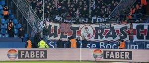 Zuschauer des VfB weigerten sich, eine Zaunfahne zu entfernen, die ein Fluchttor blockierte.