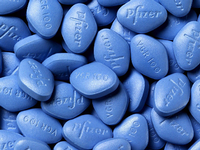 Die Viagra Pille von Pfizer (l) und die generische Variante des Tochterunternehmens Greenstone "sildenafil citrate". Foto: Richard Drew/AP/dpa