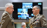Militärangehörige verfolgen in Brüssel eine Videokonferenz der EU-Verteidigungsminister. Foto: REUTERS