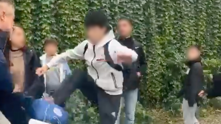 Ein Screenshot aus dem auf X veröffentlichten Video, der den Übergriff eines Lehrers am Ernst-Abbe-Gymnasium auf einen Schüler und dessen Reaktion – einen Tritt gegen den Lehrer – dokumentiert. 