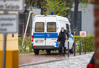Ein Mitarbeiter der Kriminalpolizei auf dem Gelände der Potsdamer Klinik. Foto: Christophe Gateau/dpa