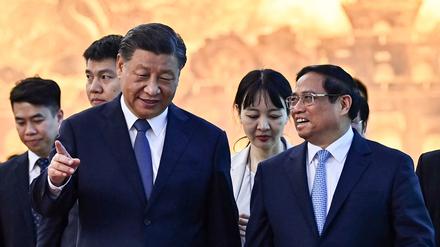 Waren zwischen China (hier links Präsident Xi Jinping) und dem Westen fließen weiter, inzwischen aber häufiger über Mittelländer wie Vietnam (hier rechts Premierminister Pham Minh Chinh). 