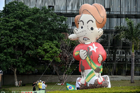 Brasiliens Präsidentin Dilma Rousseff wird vorm Gerichtssaal als Lügen-Pinocchio dargestellt. Foto: AFP