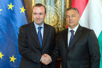 Viktor Orban mit EVP-Spitzenkandidat Manfred Weber (links) bei dessen Besuch in Budapest. Foto: Szilard Koszticsak/MTI/dpa