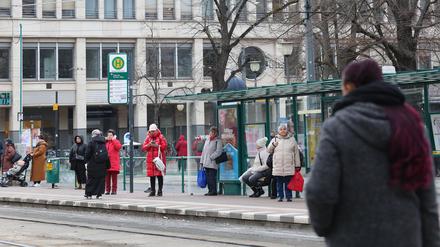Menschen warten auf die Straßenbahn an der Haltestelle Platz der Einheit. (Symbolbild)