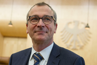 Grünen-Politiker Volker Beck vor einigen Jahren im Saal des Bundesverfassungsgerichts. Foto: Uwe Anspach/dpa