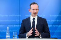 Bundesverkehrsminister Volker Wissing verteidigt das 9-Euro-Monatsticket. Foto: Bernd von Jutrczenka/dpa