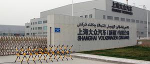 Eine Metallabsperrung versperrt die Einfahrt zum Werk von Volkswagen in Urumqi. 