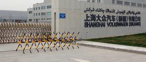 Eine Metallabsperrung versperrt die Einfahrt zum Werk von Volkswagen in Urumqi, der Hauptstadt von Xinjiang.
