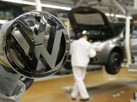 Ein Mitarbeiter in der Endmontage im VW Werk Wolfsburg. Foto: Julian Stratenschulte/dpa