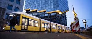 Zwei Trams der Linie M10 fährt in der Warschauer Strasse in Berlin am 17. März 2024. 