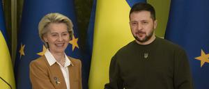 Der ukrainische Präsident Wolodymyr Selenskyj begrüßt Ursula von der Leyen (Archivbild).