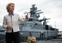 In der Kritik: Verteidigungsministerin Ursula von der Leyen bei einem Besuch der Marine. Foto: Bernd von Jutrczenka/dpa