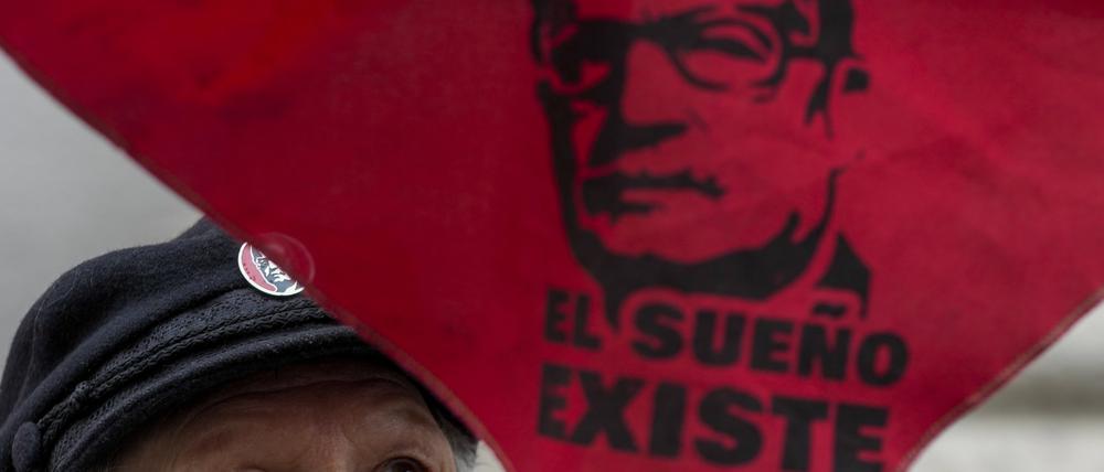„Der Traum lebt“ heißt es auf einem Plakat während einer Demonstration von Anfang September in Santiago de Chile. Darüber das Porträt des 1973 gestürzten Präsidenten Salvador Allende. 