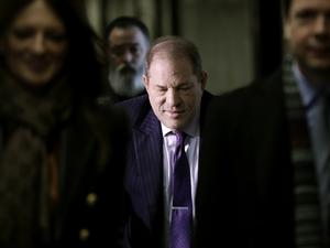  Harvey Weinstein (M), Filmproduzent aus den USA, trifft in einem Gerichtsgebäude ein. 