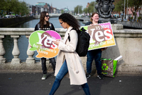 Frauen werben in Dublin für die Abschaffung des Verfassungszusatzes zum Abtreibungsverbot. Foto: dpa/Karl Burke