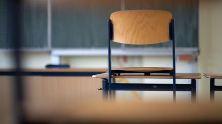 Ein Stuhl steht in einem Klassenzimmer einer Realschule auf einem Tisch. (zu dpa: «Vor den Realschulprüfungen in Sachsen-Anhalt») +++ dpa-Bildfunk +++
