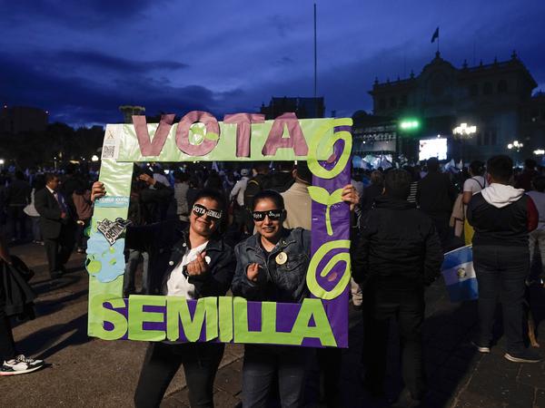 Unterstützer der Bürgerbewegung Semilla: Die Partei lässt sich nicht von großen Unternehmen sponsern.