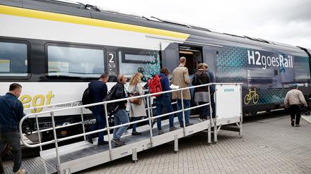 19.09.2022, Berlin: Medienvertreter betreten einen ausgestellten Zug der Firma Siemens bei einem Presserundgang vor Beginn der Bahntechnikmesse InnoTrans 2022 auf dem Messegelände in Berlin. Foto: Carsten Koall/dpa +++ dpa-Bildfunk +++