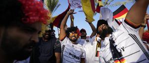 In Doha fiebern Fans in Deutschlandfarben auf die WM hin.