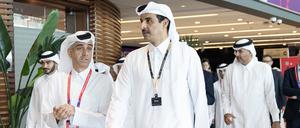 Tamim bin Hamad Al Thani (vorne rechts), Emir von Katar, inspiziert das Hauptquartier für die Fifa-Fußball-Weltmeisterschaft.