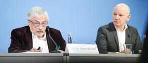Elmar Brähler (l) und Oliver Decker stellen die „Leipziger Autoritarismus-Studie 2022“ vor. Foto: dpa/Kay Nietfeld